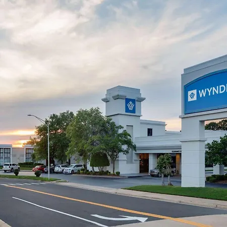 Wyndham Riverfront Hotel-3