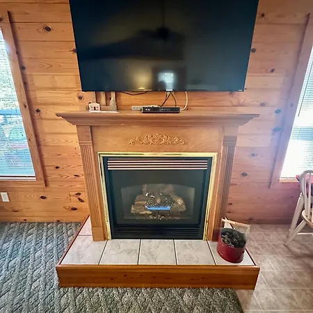 Black Bear Cabin - Giant Spa Tub, Peaceful Location-2