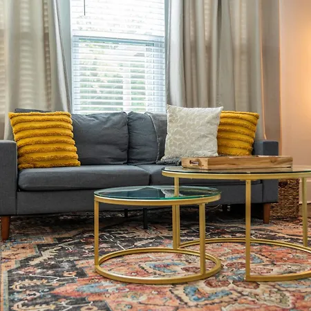 Cedar Blossom Bungalow Is A Cozy Getaway With A 5 Minute Walk To Downtown!-2