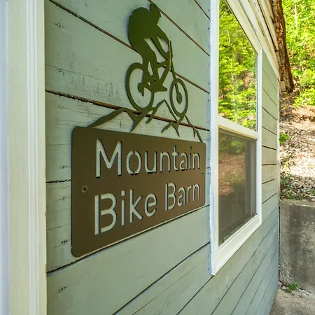 Cedar Blossom Bungalow Is A Cozy Getaway With A 5 Minute Walk To Downtown!-3
