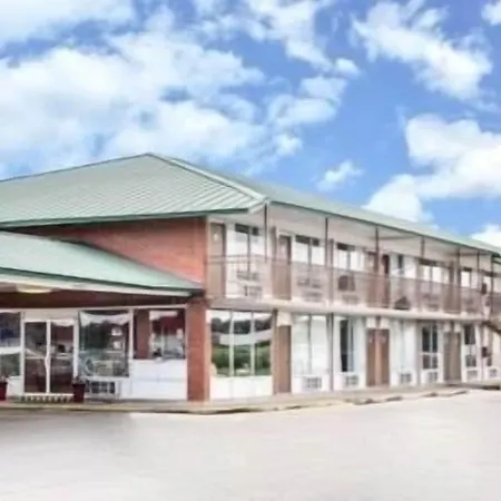 Days Inn By Wyndham Newport-2