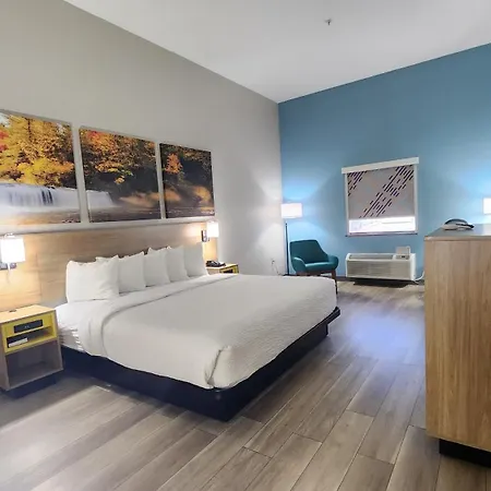 Days Inn & Suites By Wyndham Russellville-2