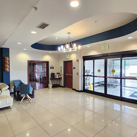 Days Inn & Suites By Wyndham Russellville-3
