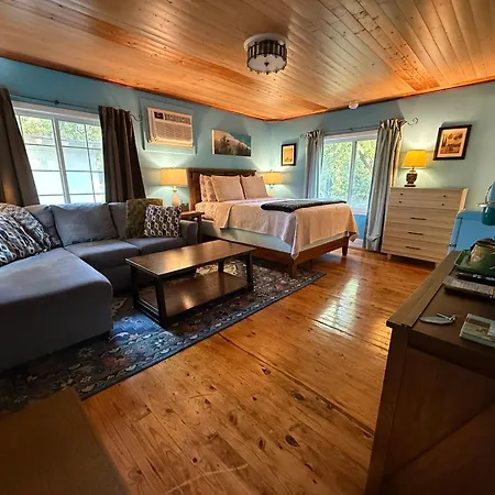 Sherwood Court Cottages & Guest Rooms-2