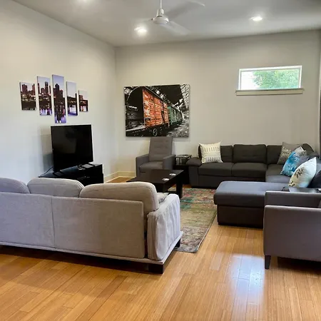 Amazing Downtown Location For Groups!-3