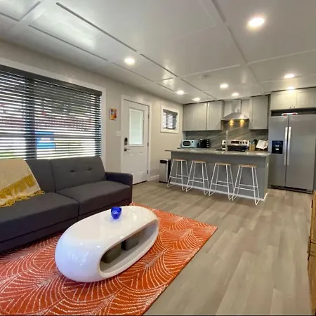 Canary Cottage, Lakefront King Suite With Hot Tub At Sam'S Pizza-2