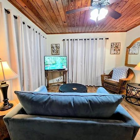 #07 - Lakeview One Bedroom Cottage-Pet Friendly-3