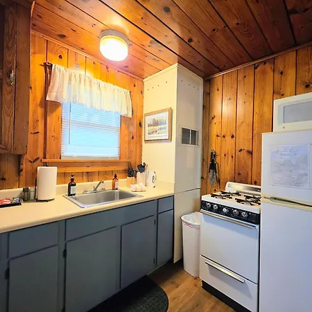 #07 - Lakeview One Bedroom Cottage-Pet Friendly-2