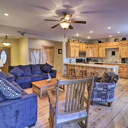 Beaver Lake Retreat W/ Game Room & Spacious Deck-3