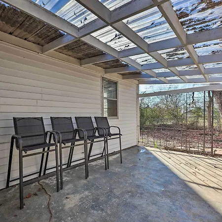 Fayetteville Vacation Rental - 2 Mi To Dtwn!-2