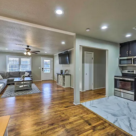Fayetteville Vacation Rental - 2 Mi To Dtwn!-3