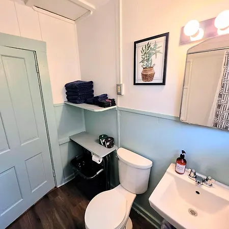 #06 - Lakeview Two Bedroom Cottage-Pet Friendly-3