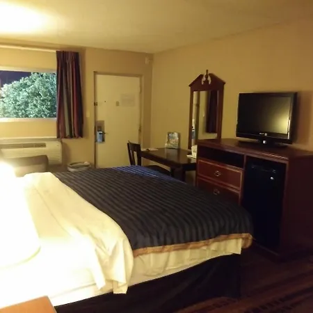 Days Inn By Wyndham Hot Springs-3