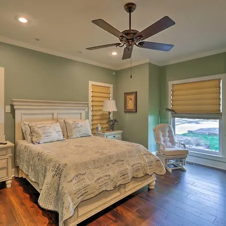 Upscale Lake Retreat With Boat Slips On Greers Ferry-2